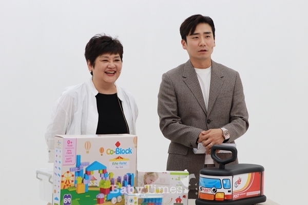 24일 온라인으로 진행된 K클래스에서 한국교육시스템 김영순 대표(사진 왼쪽)와 사회자 이정수 씨가 코블록과 코레카에 대해 설명하고 있다.