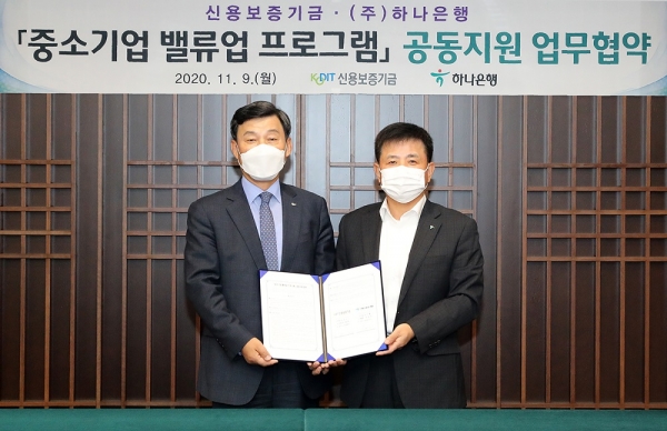 박승오 하나은행 여신그룹장(오른쪽)과 최창석 신용보증기금 이사가 협약을 체결한 후 기념촬영을 하고 있다.