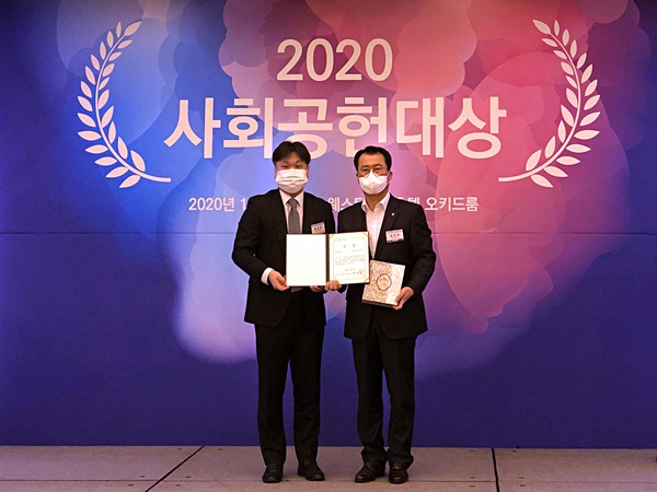 롯데칠성음료가  '2020 사회공헌대상 시상식'에서 서울시복지재단 대표이사상을 수상했다. (사진제공=롯데칠성음료)