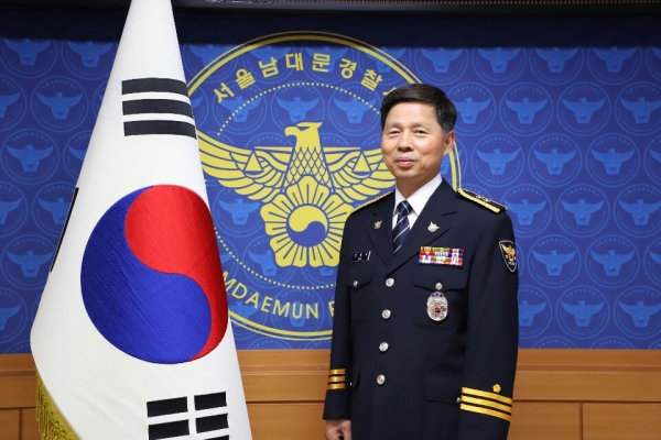 최태락 전 서울남대문경찰서 경감이 지난해 12월 31일 정년퇴임과 함께 옥조근정훈장을 받았다.(사진=남대문경찰서 제공)