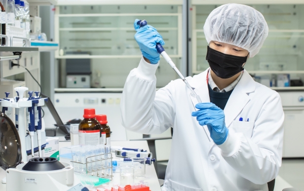 SK바이오사이언스 연구원이 백신 개발을 위한 R&D를 진행하고 있다. [사진=SK바이오사이언스]