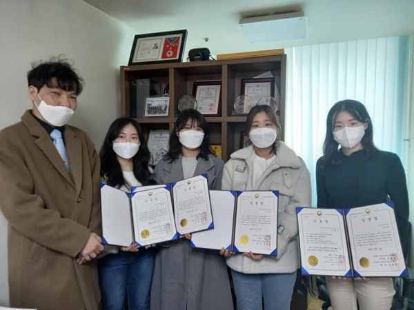 사단법인 한국소아당뇨인협회 김광훈 회장이 시상자들과 함께 기념촬영을 하고 있다.
