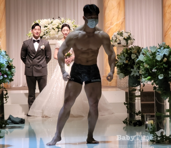 6일 오후 인천시 송도 센트럴파크호텔에서 치러진 결혼식에서 신랑의 동료 트레이너가 보디빌딩으로 단련된 근육질 몸매를 선보이며 축하하는 모습.