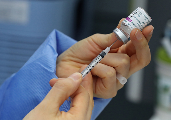 접종이 진행되는 보건소에서 한 의료진이 아스트라제네카 백신을 주사기에 옮겨 담고 있다. (사진=문화체육관광부 국민소통실 제공)
