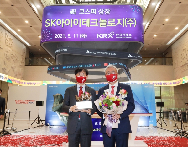 SK이노베이션 김준 총괄사장(우측)과 SK아이이테크놀로지 노재석 대표(좌측) (사진=SK이노베이션 제공)