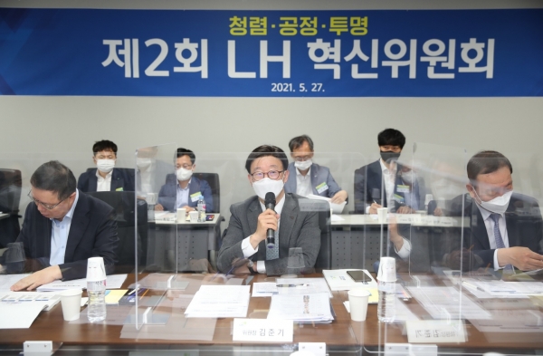LH, 27일 개최한 'LH 혁신위원회'에서 김준기 위원장이 발언을 하고 있다. (사진=LH 제공)