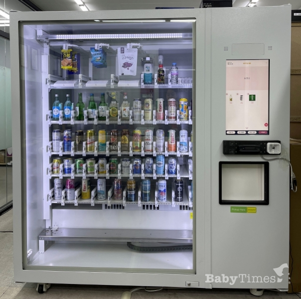 GS25에서 테스트 중인 무인 주류 자판기 (사진=GS리테일 제공)