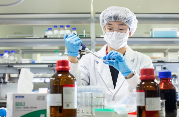 SK바이오사이언스 연구원이 백신 개발을 위해 R&D를 진행하고 있다 (사진=SK바이오사이언스 제공)