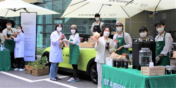 스타벅스는 지난 9일 Brewing Car 캠페인을 통해 서울 국립경찰병원 의료진들에게 응원의 커피를 전달했다. (사진=스타벅스커피 코리아 제공)
