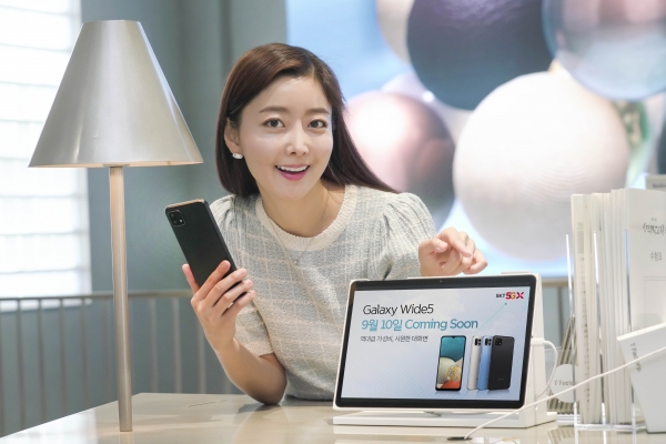 SK텔레콤은 40만 원대에 6.6인치 대화면을 탑재한 가성비 5G 스마트폰 ‘갤럭시 와이드5’를 10일부터 공식 온라인몰 T다이렉트샵과 오프라인 매장 T월드에서 단독 출시한다고 밝혔다. (사진=SK텔레콤 제공)