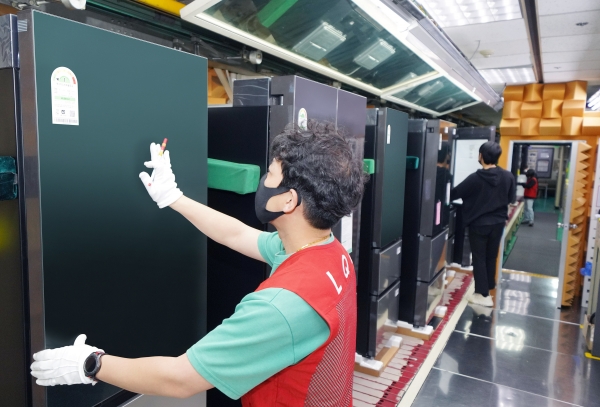 LG전자 직원들이 25일 경남 창원시에 있는 김치냉장고 생산라인에서 '디오스 김치톡톡 오브제컬렉션'의 외관, 기능, 소음 등을 검사하고 있다. (사진=LG전자 제공)