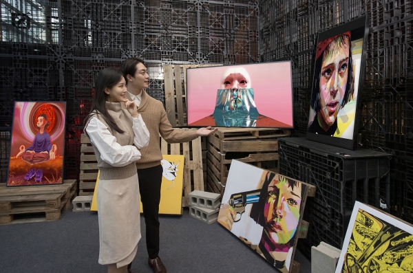 삼성전자 모델이 코엑스에서 열리는 '코엑스 윈터 갤러리 2021'에서 라이프스타일 TV를 통해 전시되는 디지털 작품들을 소개하고 있다. (사진=삼성전자 제공)