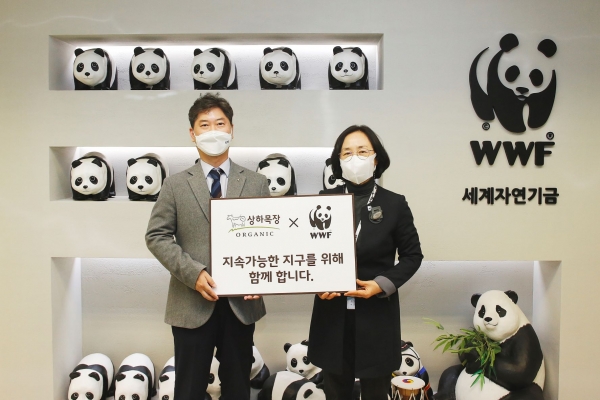 상하목장과 WWF-Korea가 지난 5일 플라스틱 사용량 저감을 위한 협약식을 가졌다. 왼쪽부터 상하목장 이진석 본부장, WWF 홍윤희 사무총장 (사진=매일유업 제공)