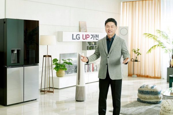 LG전자 H&A사업본부장 류재철 부사장이 지속적인 업그레이드를 통해 끊임없이 진화하는 'UP가전'을 소개하고 있다. (사진=LG전자 제공)