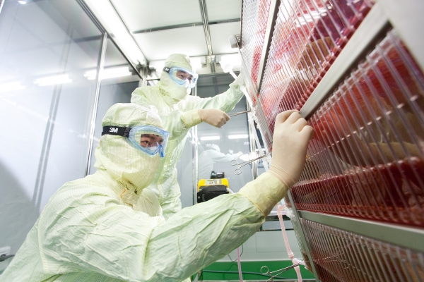 SK바이오사이언스 연구원이 안동 L하우스에서 대상포진백신의 세포를 배양하기 위한 공정을 진행하고 있다. (사진=SK바이오사이언스 제공)
