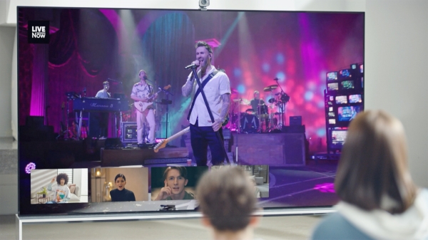 LG 올레드 TV 시청자들이 TV에 탑재된 영상 스트리밍 플랫폼 라이브나우(LIVENOW)로 유명 가수의 콘서트를 즐기고 있다. (사진=LG전자 제공)