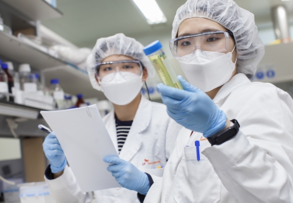 SK바이오사이언스 연구원이 백신 연구를 진행하고 있다. (사진=SK바이오사이언세 제공)