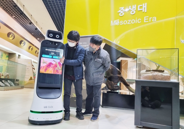 LG 클로이 가이드봇이 박물관을 찾은 관람객들에게 전시 작품을 안내하며 탑재된 화면을 통해 관련 영상 및 사진을 보여주고 있댜. (사진=LG전자 제공)