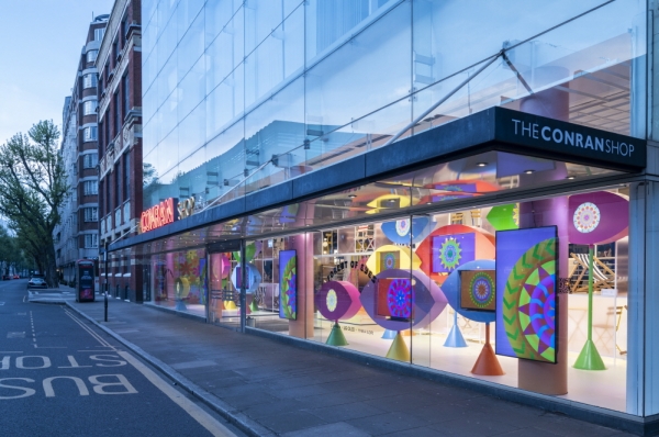 LG전자가 영국 런던의 첼시, 메릴본 등에 위치한 프리미엄 라이프스타일 매장 더 콘란 샵에서 유명 아티스트 잉카 일로리와 협업해 LG 올레드 에보 특별 전시를 선보인다. (사진=LG전자 제공)