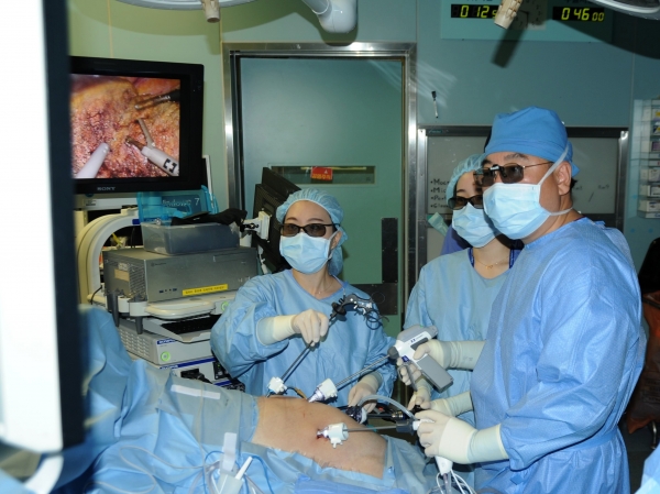 삼성서울병원은 재발 간암도 복강경 수술이 가능하다고 밝혔다.  김종만 교수(사진 제일 우측 )가 복강경으로 간암 환자의 수술을 집도를 진행하고 있다. (사진=삼성서울병원 제공)