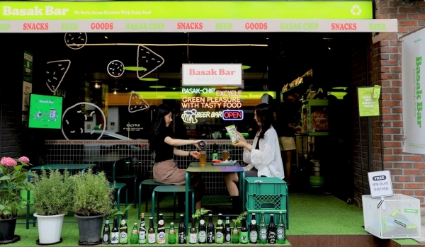 CJ제일제당이 오는 7월 말까지 서울 성수동에서 푸드 업사이클링 제품 '익사이클 바삭칩'을 소개하는 팝업 스토어를 운영한다. (사진=CJ제일제당 제공)