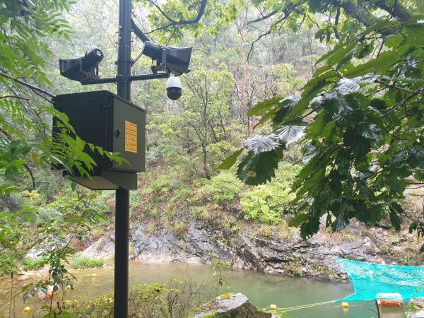 물놀이 위험지역에 운영하고 있는 지능형 CCTV 모습. (사진=환경부 제공)