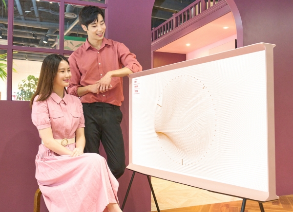 삼성전자의 라이프스타일TV ‘더 세리프’에 블라썸 핑크 색상이 새롭게 추가됐다. (사진=삼성전자 제공)
