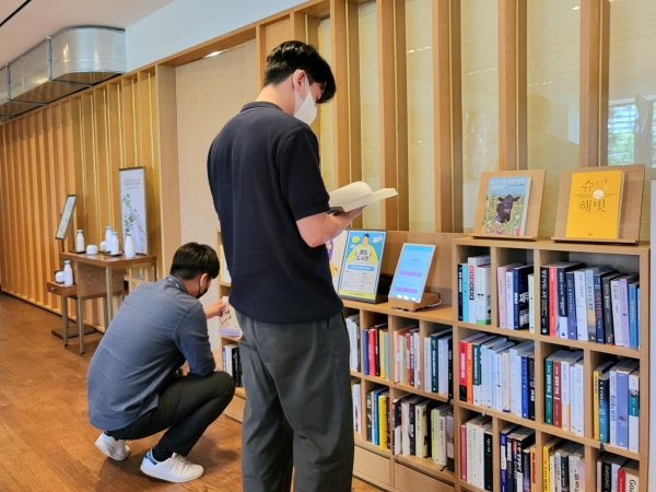 매일유업 직원이 700여권의 도서가 비치된 사내도서관을 이용하고 있다. (사진=매일유업 제공)