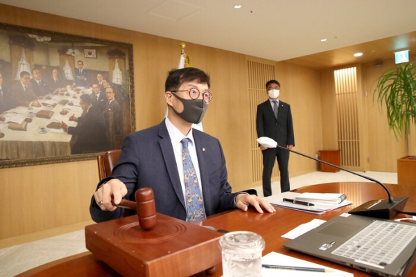 이창용 한국은행 총재가 25일 오전 열린 금융통화위원회에서 의사봉을 두드리고 있다. (사진=한국은행 제공)