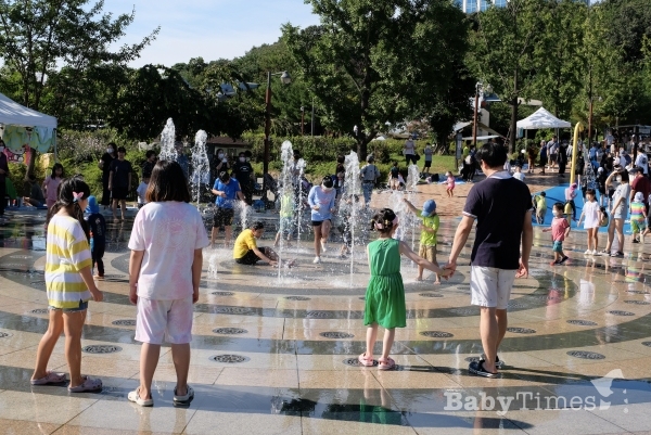 28일, 서울 신대방동 소재 보라매공원에서 아이들이 물놀이를 즐기고 있다. (사진=유경수 기자)