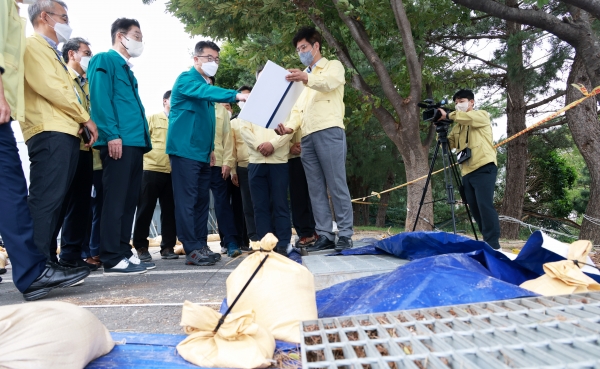 정상윤 교육부차관이 태풍 피해가 큰 포항 대흥중학교 현장을 방문해 점검하고 있다.