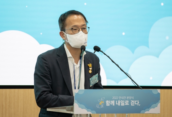 20일 용인 삼성화재안내견학교에서 열린 안내견 분양식 행사에서 더불어민주당 박주민 의원이 인사말을 하고 있다. (사진=삼성전자 제공)