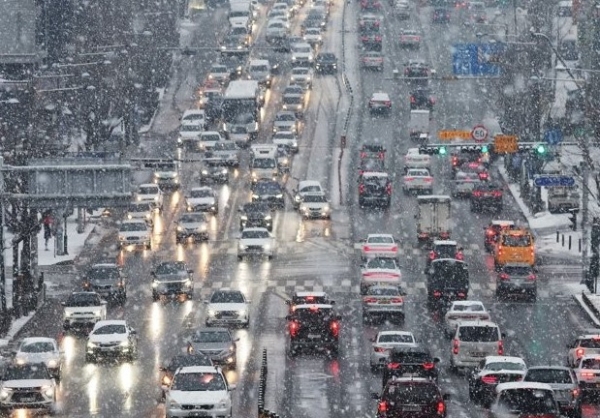 눈 내리는 도로를 운행하는 자동차들. (사진=베이비타임즈 자료사진)