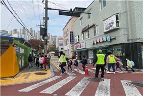 서울시는 올해 초등학교 저학년 등하굣길을 동행하는 교통안전지도사를 250개교 545명은 운영한다. (사진=서울시 제공)