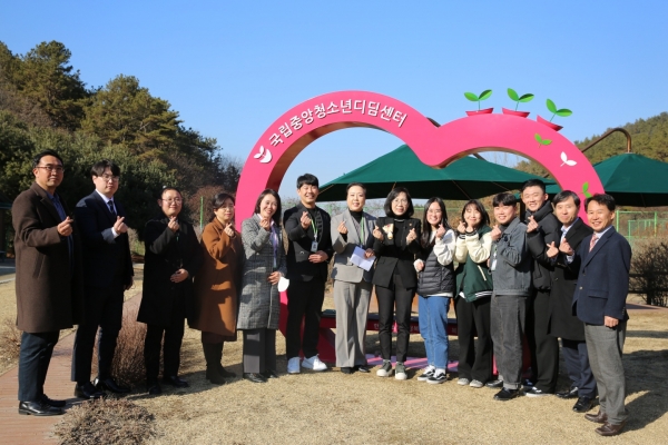 김현숙 여성가족부 장관(오른쪽 일곱 번째)이 21일 오후 경기도 용인시에 있는 국립중앙청소년디딤센터를 찾아 나상희 원장(오른쪽 여덟 번째) 등 관계자들과 기념사진을 찍고 있다. (사진=국립중앙청소년디딤센터 제공)