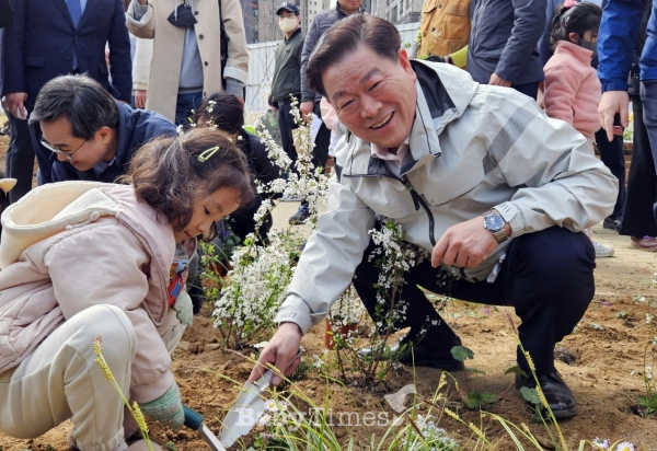박승원 광명시장이 28일 제78회 식목일을 앞두고 '광명시 1.5°C 기후의병과 함께하는 탄소중립 나무 심기' 행사에서 어린이들과 나무를 심고 있다. (사진=장선희 기자)