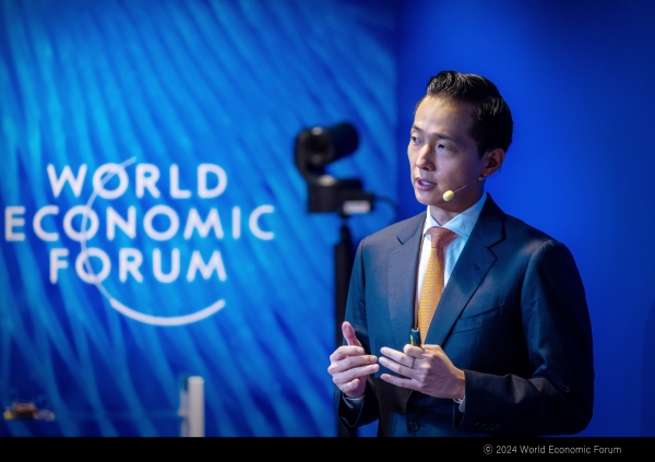 한화그룹 김동관 부회장이 17일 스위스 다보스에서 열린 세계경제포럼(WEF)에 참석해 세계 최초 탈화석연료 선박 세션에서 연설하고 있다. (사진=WEF 제공)