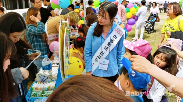 경상남도아동위원협의회 김해시지부 아동위원들이 5일 어린이날을 맞아 아동학대예방 캠페인을 실시하고 있다.