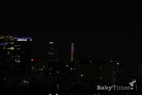 19일 저녁 서울 양천구 지양산에서 바라본 잠실 롯데월드타워의 불 켜진 모습.