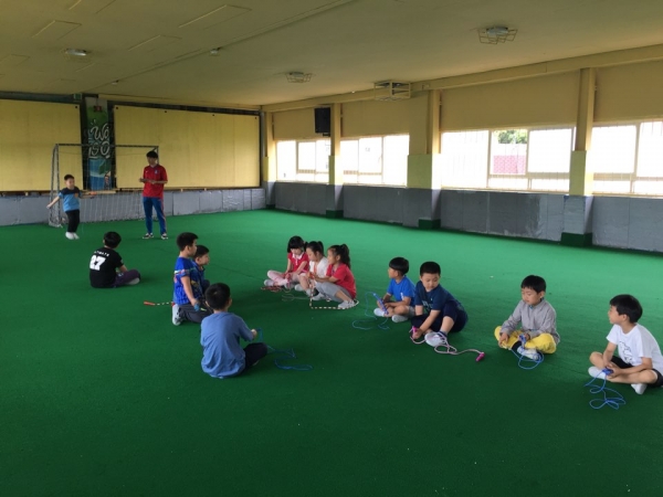 지구촌학교 학생들이 실내운동장에서 체육활동을 하고 있다.
