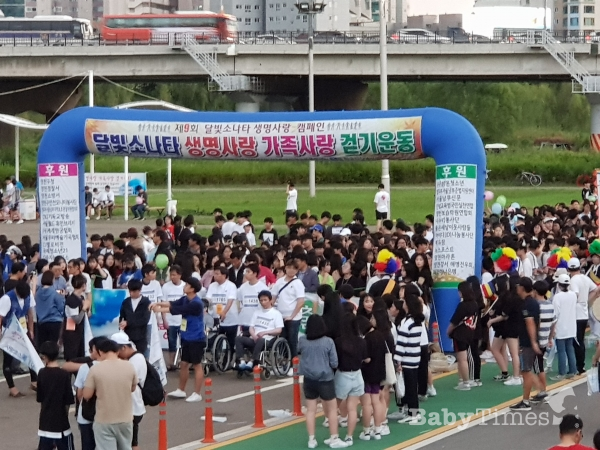 (사)서서울생명의전화와 한국자살예방센터, 베이비타임즈가 개최한 ‘2018 달빛소나타 생명사랑 걷기운동’ 캠페인 참가자들이 걷기대회 출발을 기다리고 있다.