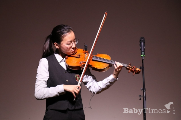 대원여고 김예진 양이 식전 바이올린 연주로 생상스의 ‘서주와 론도’를 들려주고 있다.