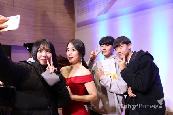 국회 청소년 자살예방 콘서트가 끝난 뒤 청소년 관객들이 출연자인 강부영 소프라노(왼쪽 두번째)와 기념인증샷을 찍고 있다.