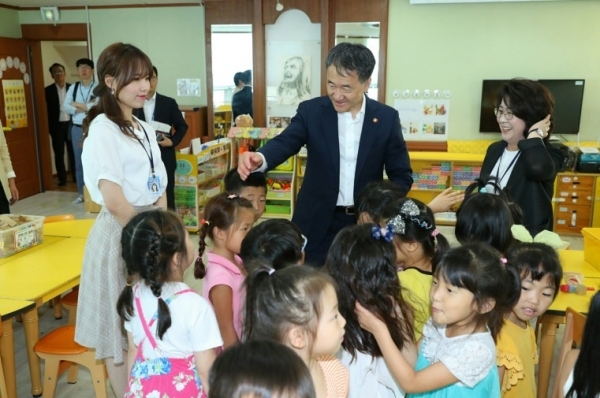 박능후 보건복지부 장관이 지난 7월 경기도 용인시 소재 어린이집을 방문해 보육현장을 직접 살펴보고 있는 모습. (사진=보건복지부)