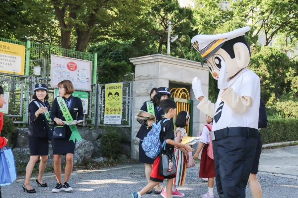 용인서부경찰서는 17일 오전 수지구 동천초등학교에서 안전한 등굣길 조성을 위한 어린이 교통안전 캠페인을 펼쳤다.(사진제공=용인서부경찰서)