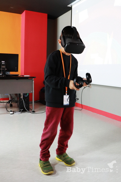 가상현실 체험에 집중하고 있는 어린이 Ⓒ베이비타임즈 최주연 기자