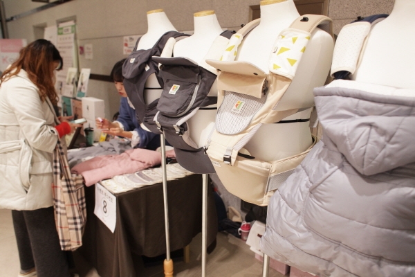 케이클래스에 부스로 참여한 에그레이 아기띠를 임신부 참가자가 살펴보고 있다. ©베이비타임즈 최주연 기자