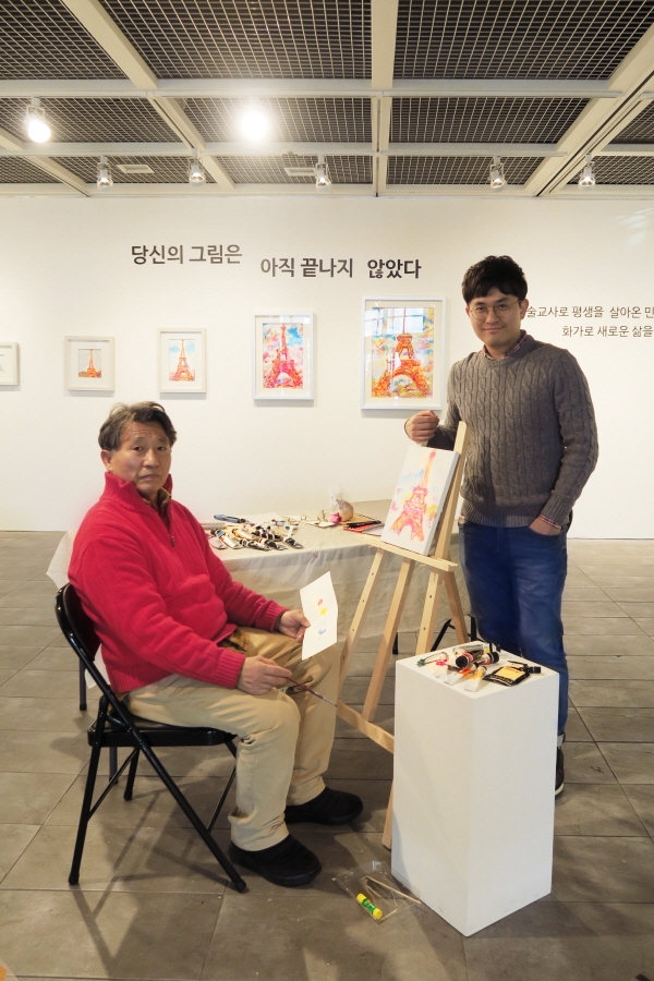 영화 '몽마르트 파파'의 주인공이자 화가인 민형식 씨(왼쪽)와 민병우 감독(오른쪽) Ⓒ최주연 기자