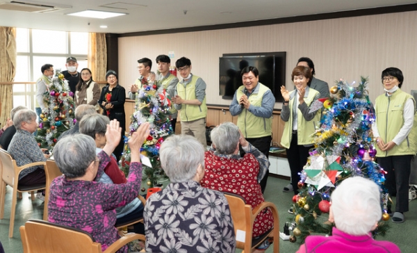 인천 중구 해송요양원에서 108번째 봉사활동을 펼친 '하늘 사랑회'