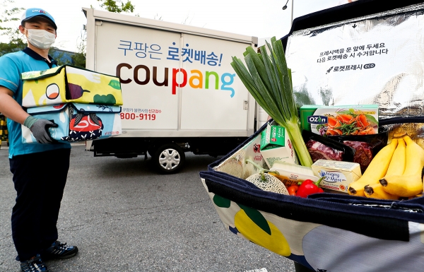 재활용 가능한 보냉백을 활용해 배송 쓰레기를 없애고 있는 쿠팡의 신선식품 배송 서비스 ‘로켓프레시'